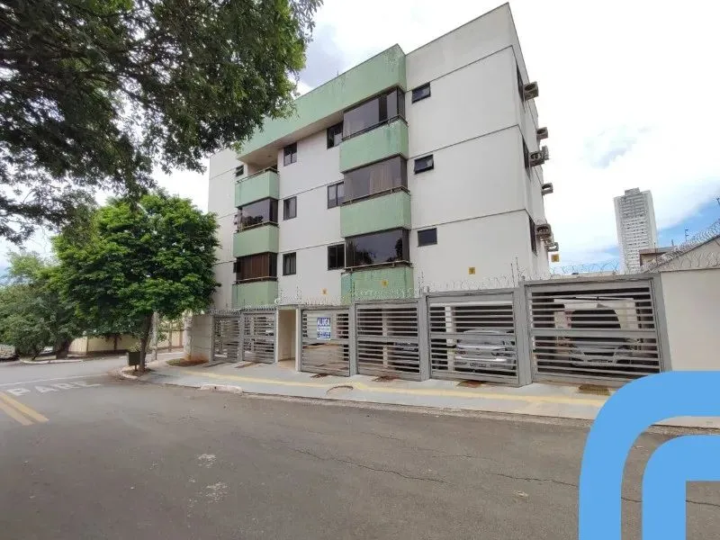 Um apartamento de número 401 para locação com 25 m², sendo 01 quarto suíte com mobília com