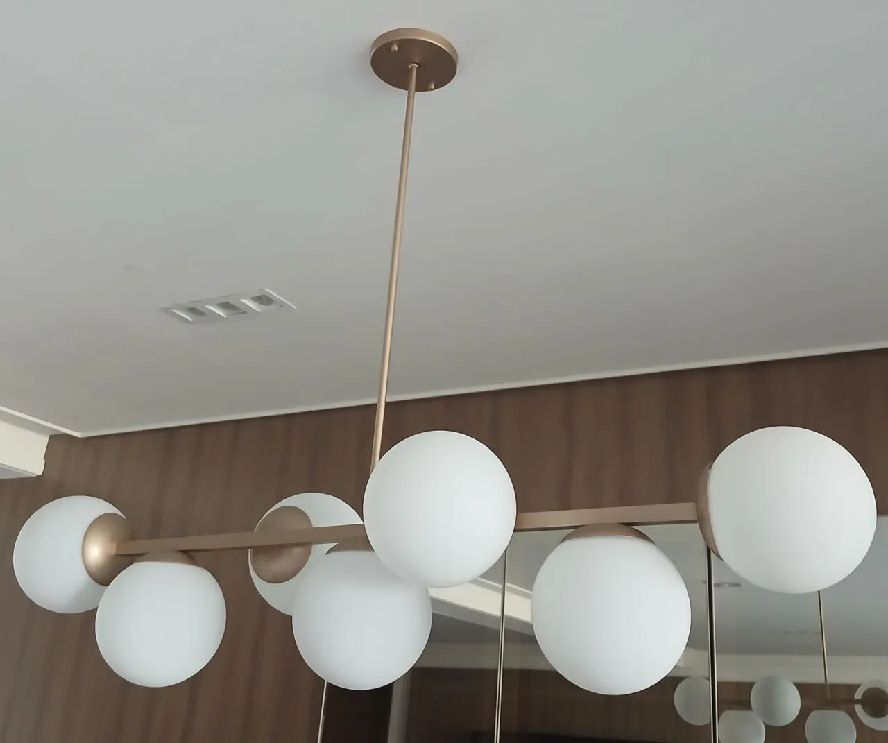 Lustre moderno com globos de vidro