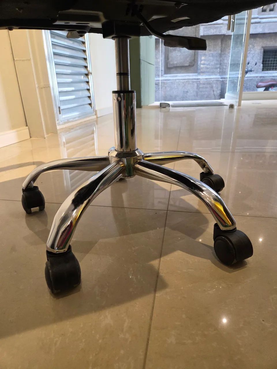 Cadeira de escritório Giratória perfeito estado - Foto 3