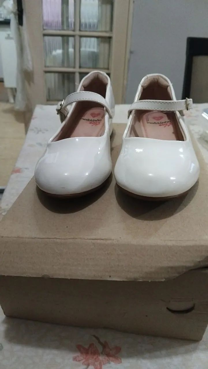 Sapatos femininos brancos novo na caixa 