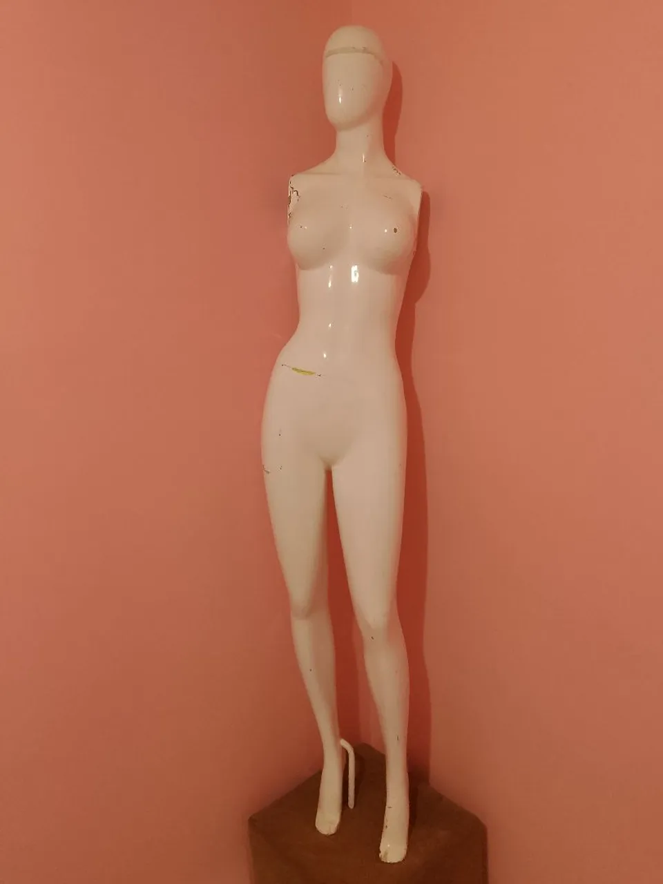 Mannequim Feminino Branco - Perfeito para Vitrines!