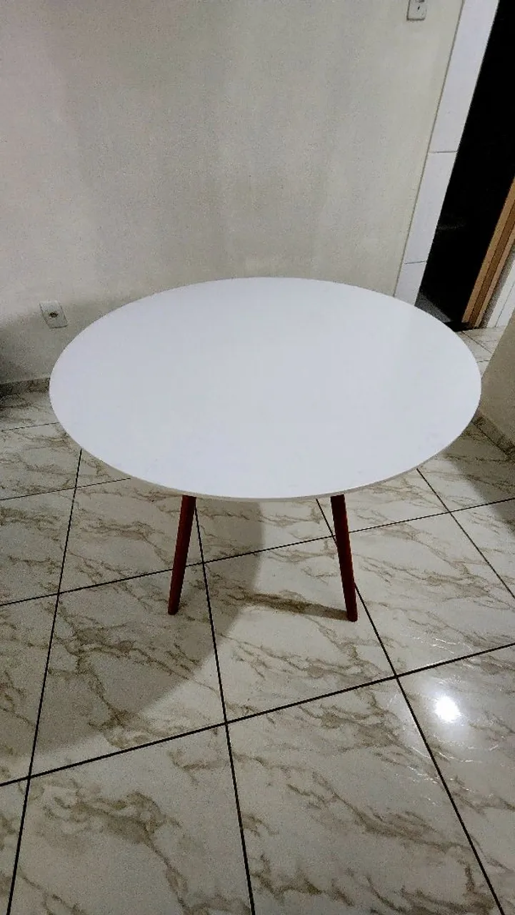 Mesa Eiffel branca, 90 cm, com pés de madeira