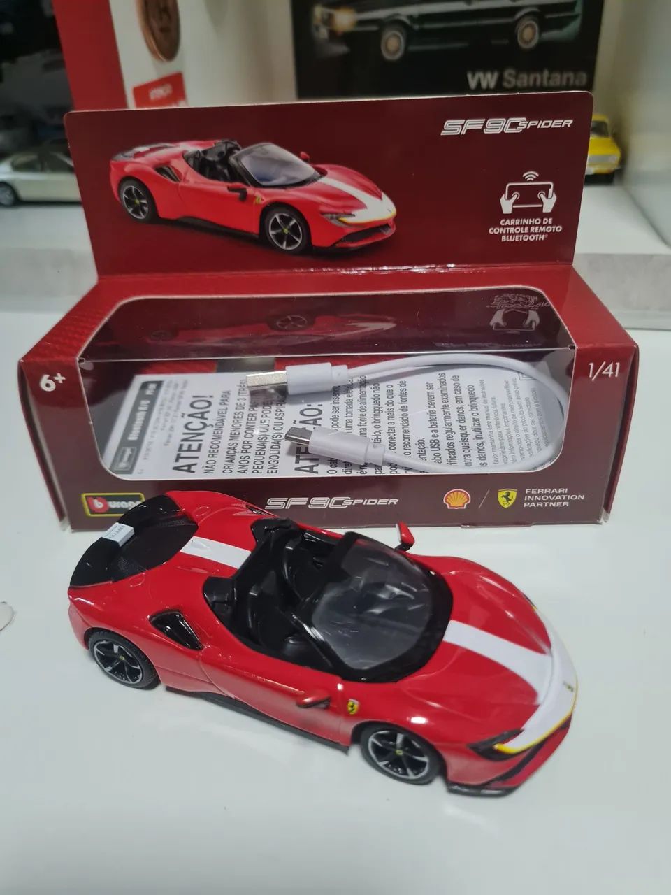 Miniatura Ferrari SF90 Spider Shell escala 1/41.