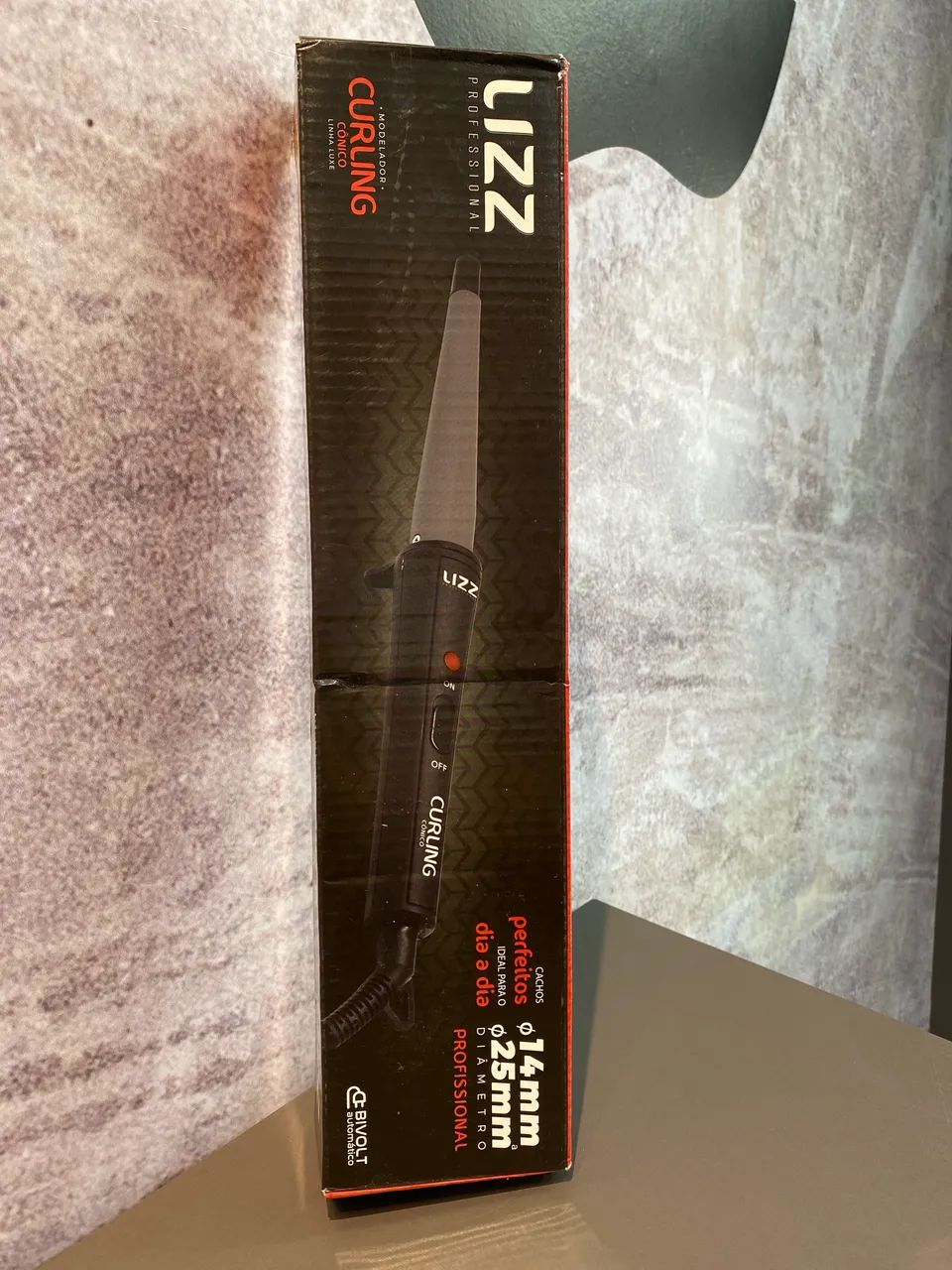 Modelador de cachos cônico da marca Lizz Professional.