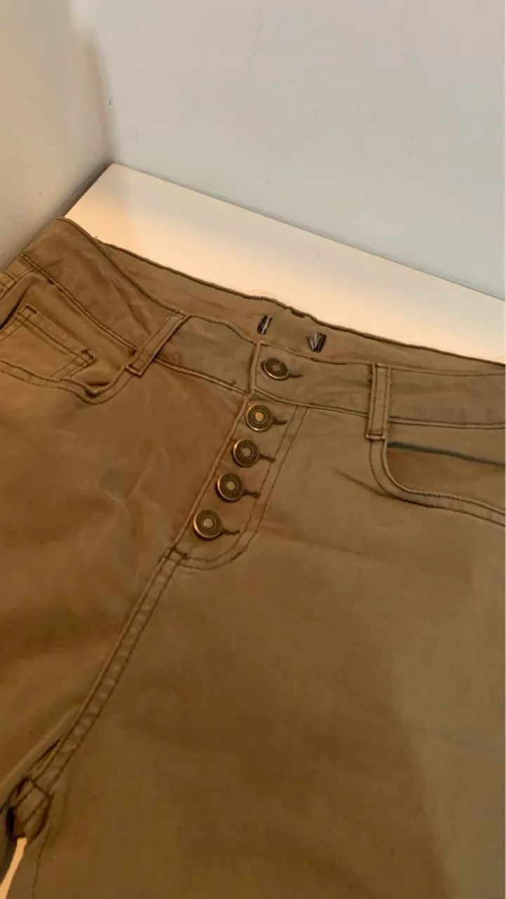 Calça Feminina Bege com Botões