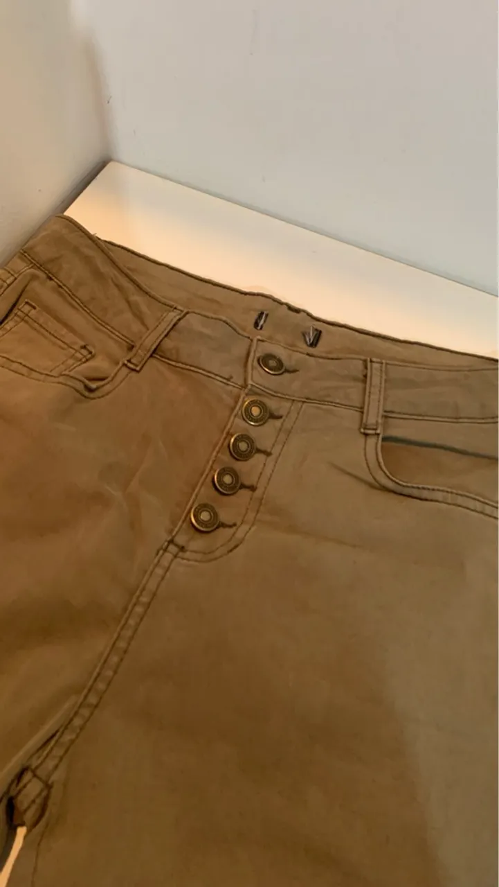 Calça Feminina Bege com Botões