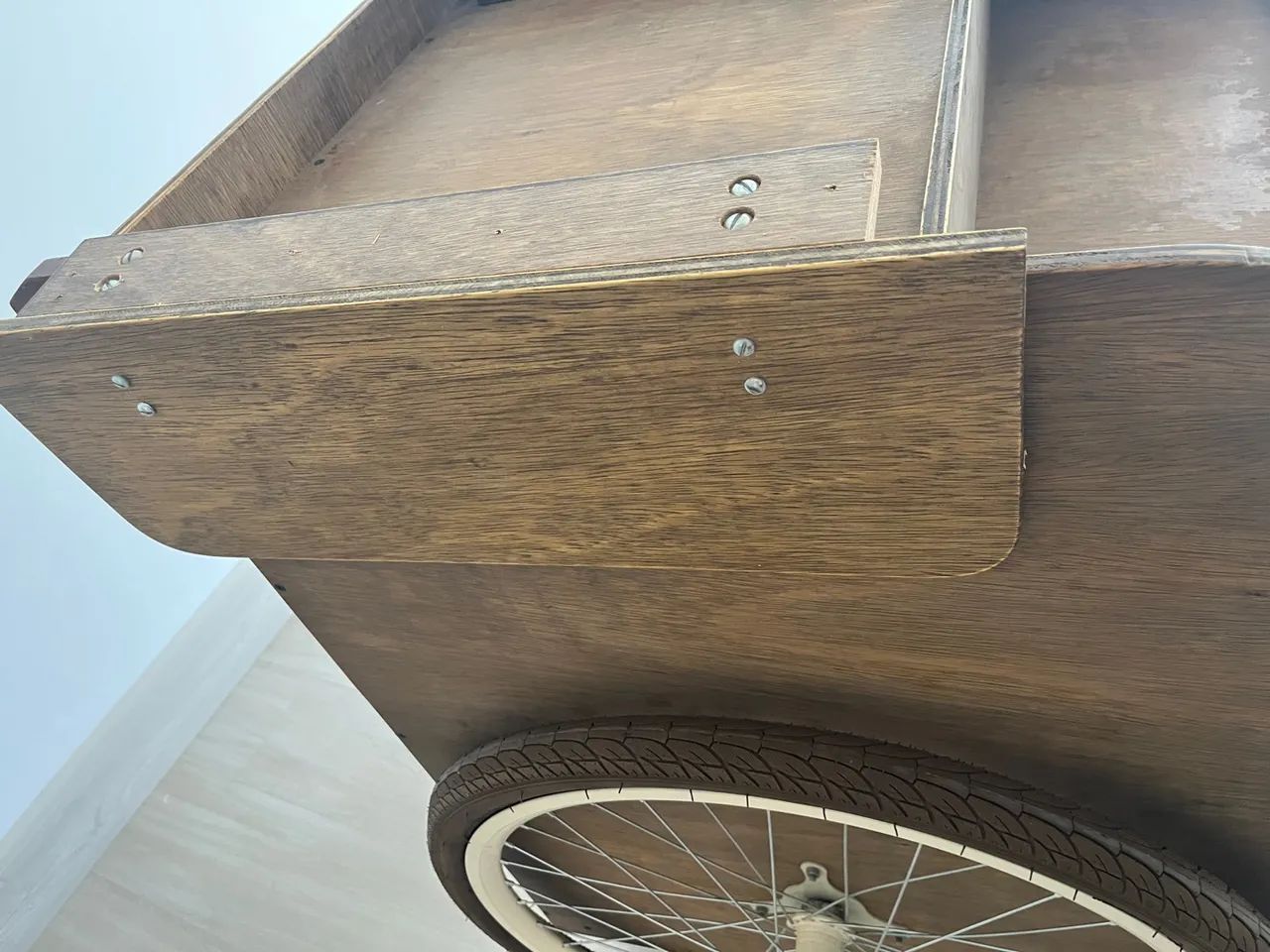 Carrinho de mão de madeira vintage - Foto 4