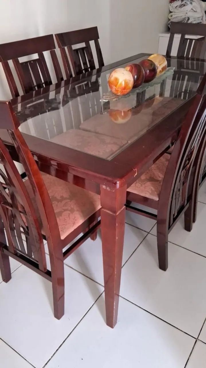 Conjunto de mesa com 6 caseiras e aparador, madeira envernizada  - Foto 2