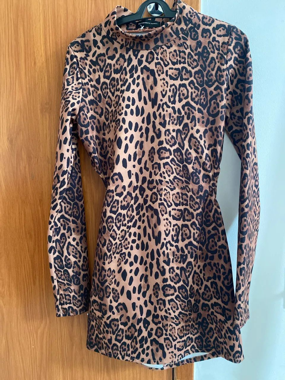 Vestido com estampa de onça 