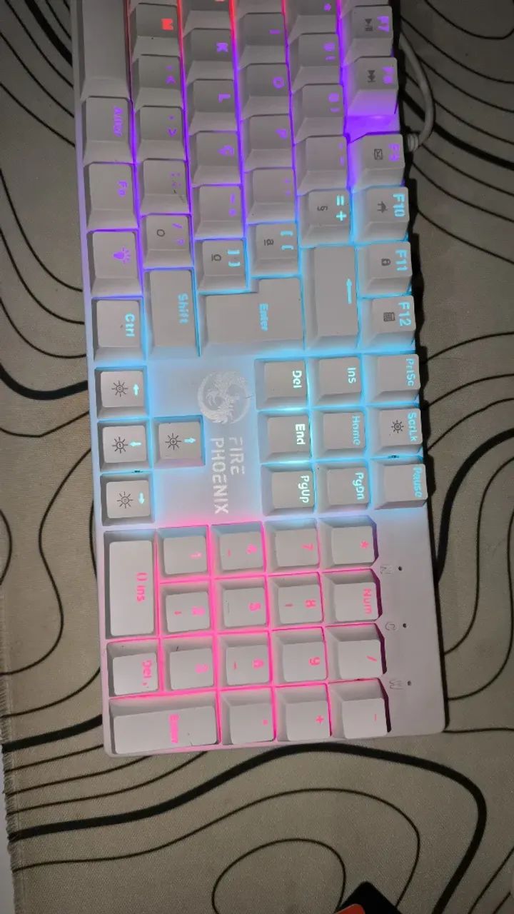 Teclado mecânico branco com RGB mais switch azul, com mause RGB branco prefeito Estado!