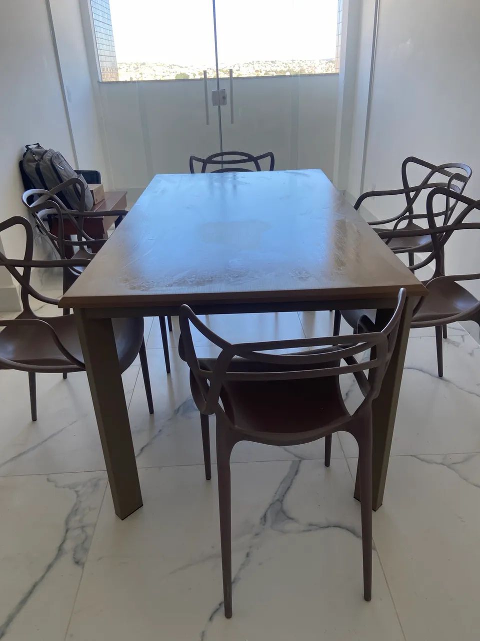Vendo mesa de madeira com 6 cadeiras