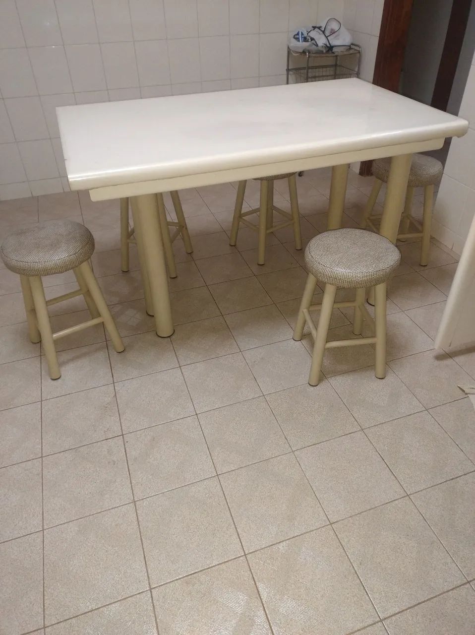 Mesa de cozinha e 6 bancos de ferro - Foto 2
