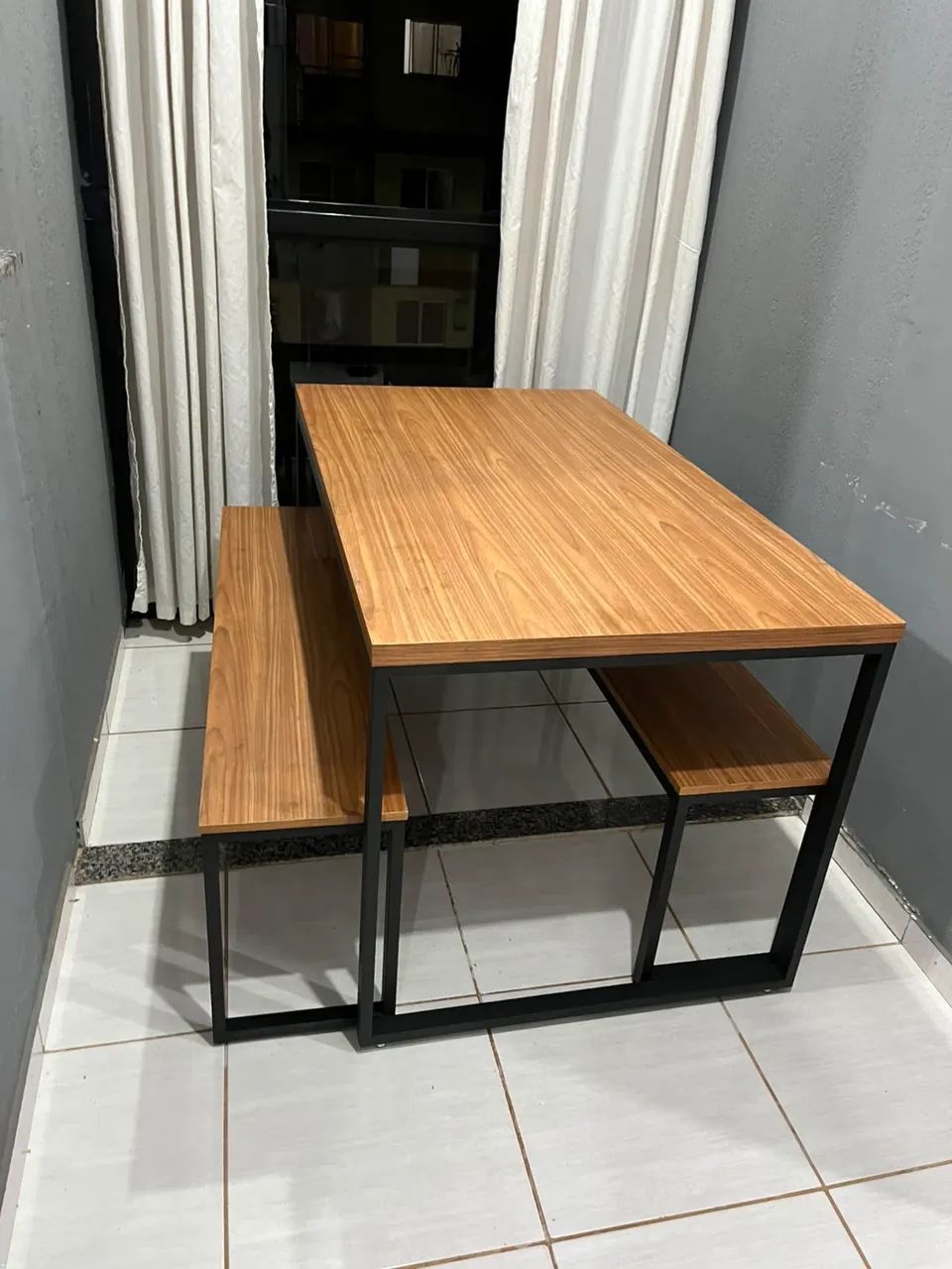 Mesa e bancos estilo industrial 