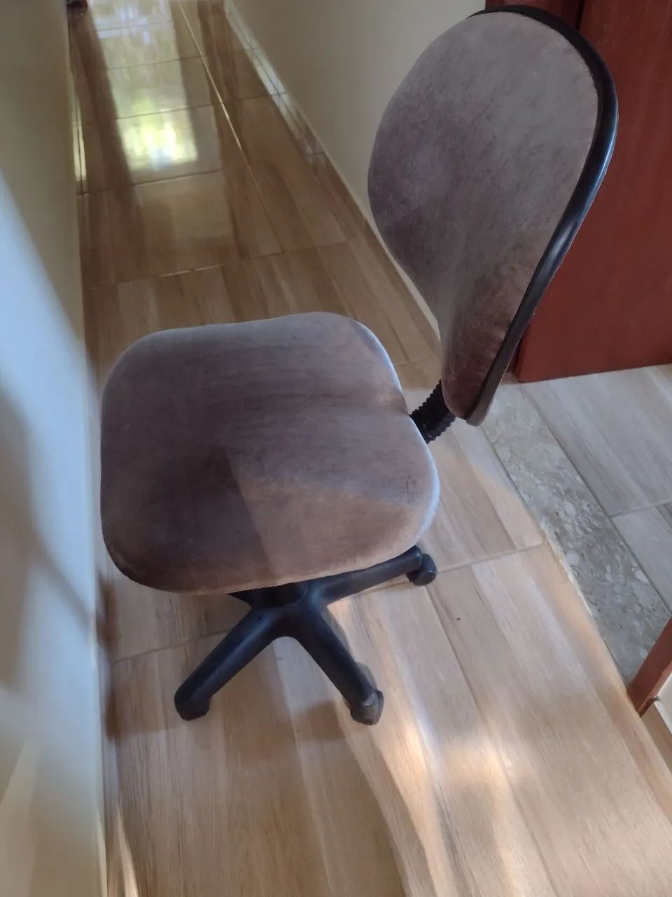 Vendo cadeira com amortecedor e roda 