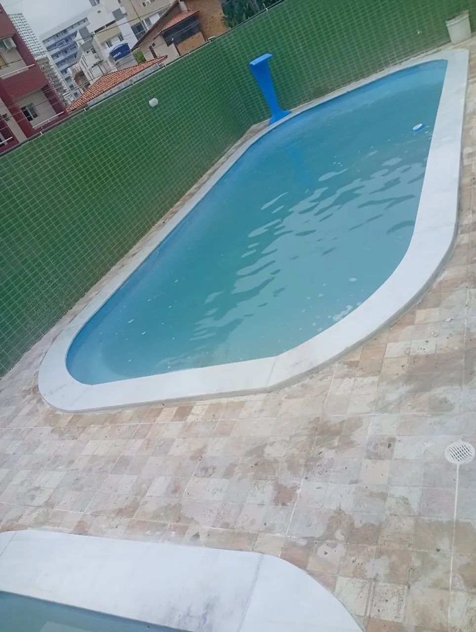 Borda de piscina em mármore branco acetinado 