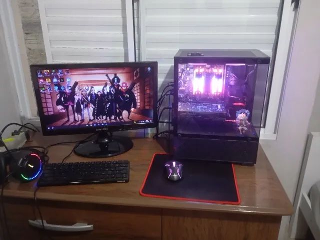 PC Gamer Com mouse, monitor e Headset.