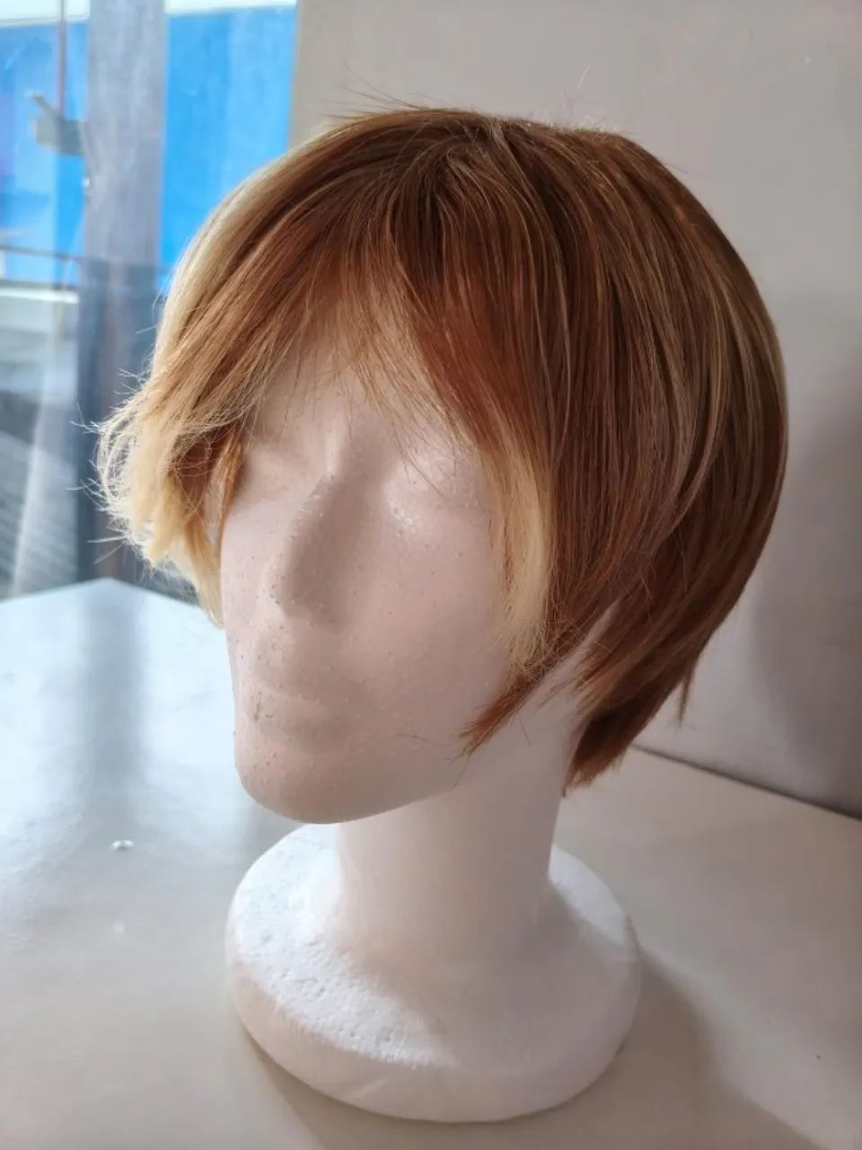 Peruca curta sintética castanha clara com mechas Cosplay - Foto 4