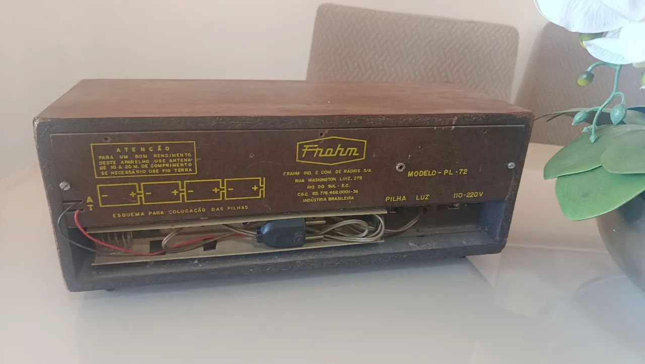 Rádio antigo caixa de madeira.  - Foto 3