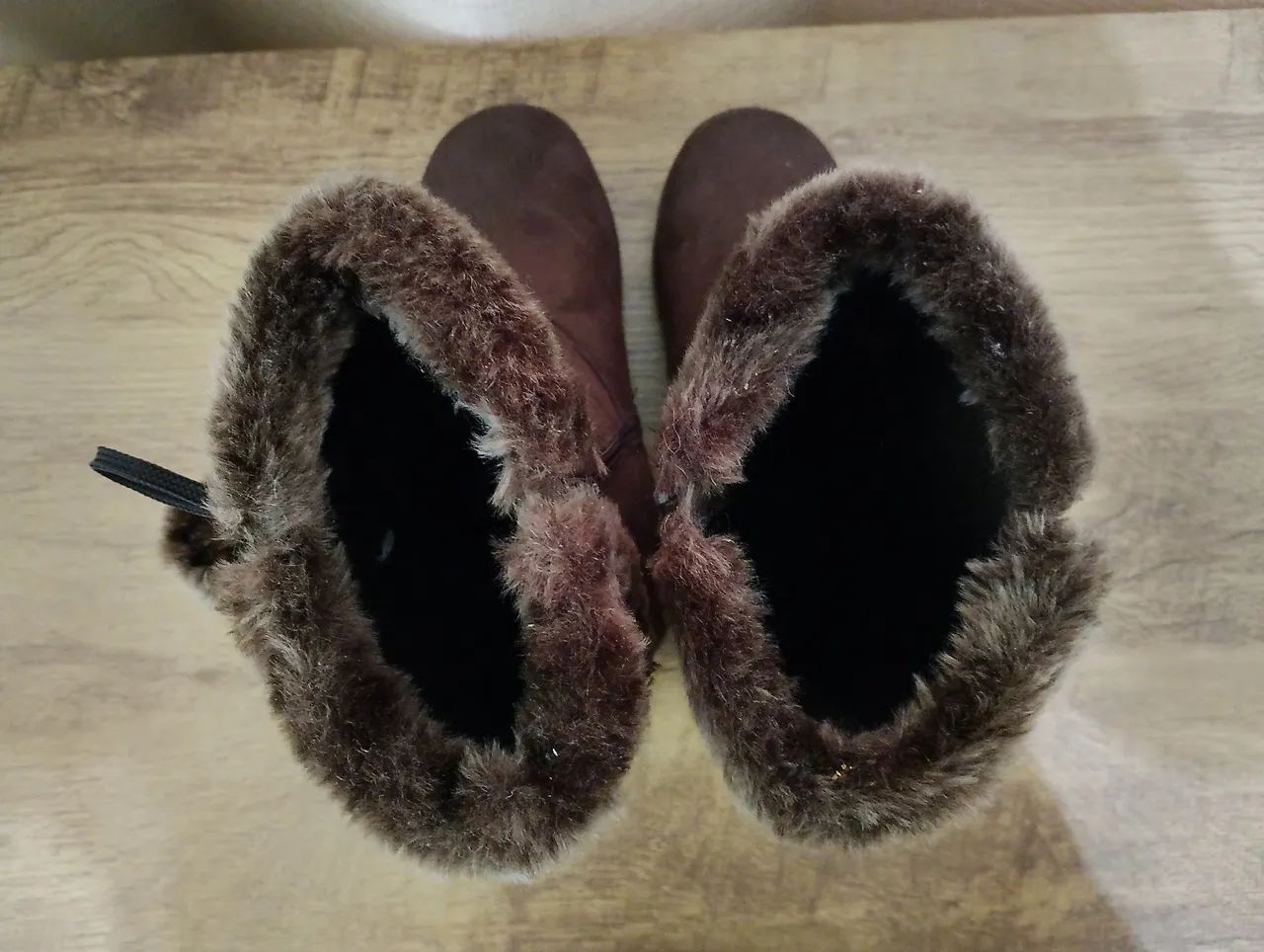 Bota feminina cano médio aveludada com forro e detalhe externo - Foto 4