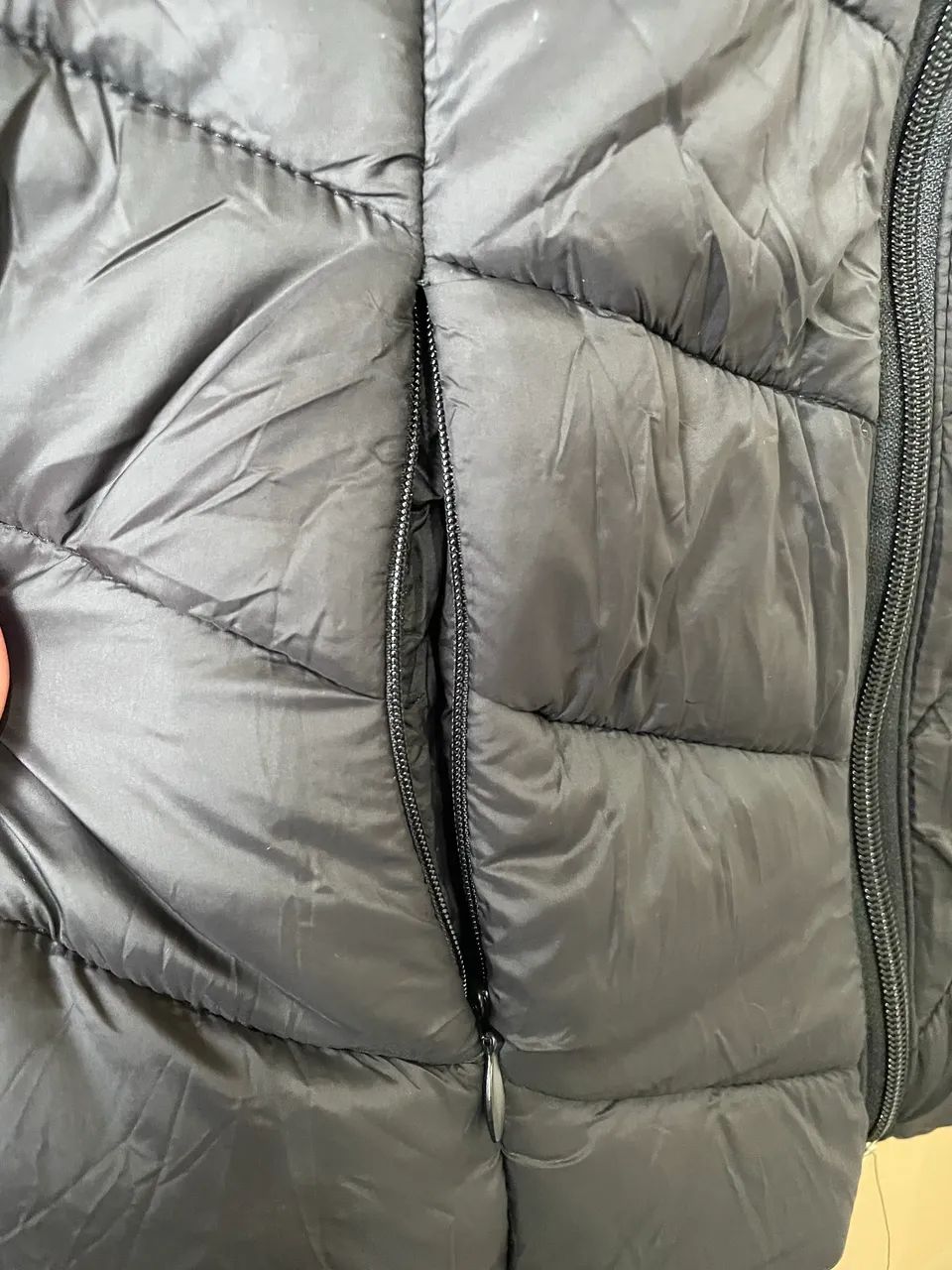Casaco puffer impermeável com capuz removível preta - Foto 4