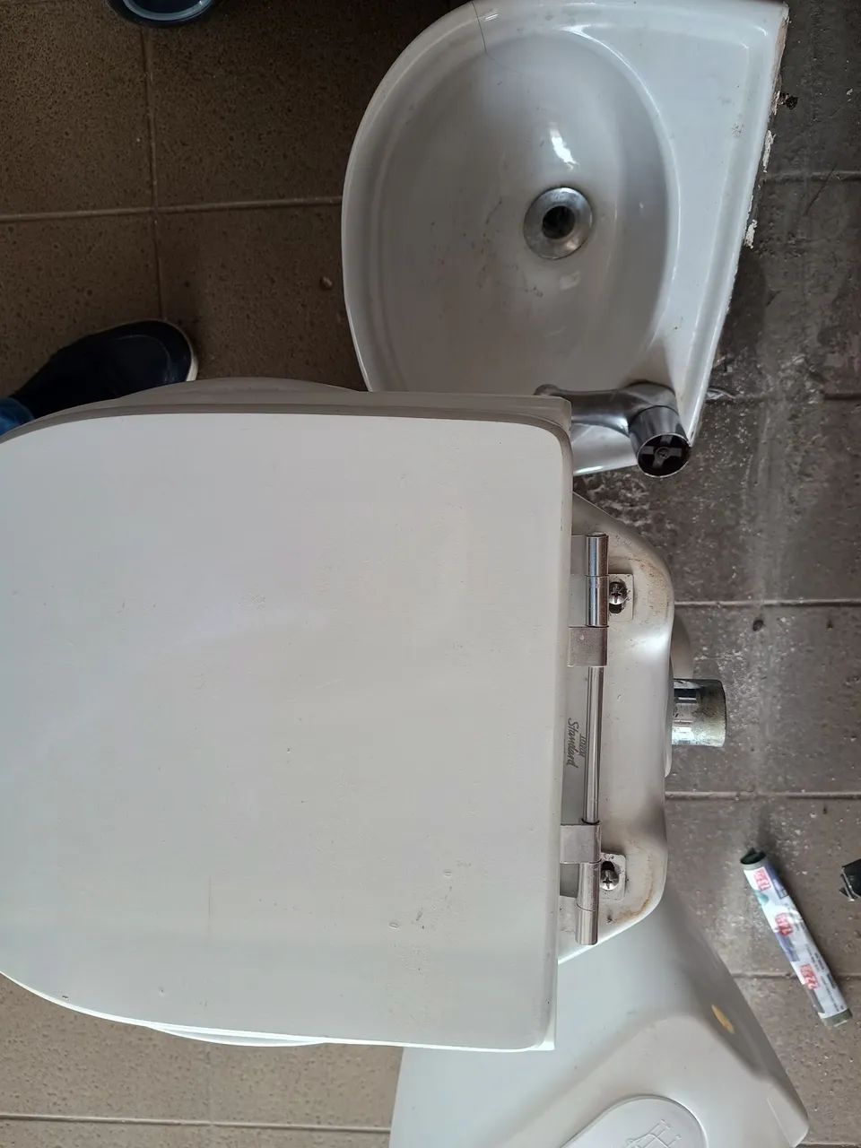 Vaso sanitário e uma pia - Foto 3
