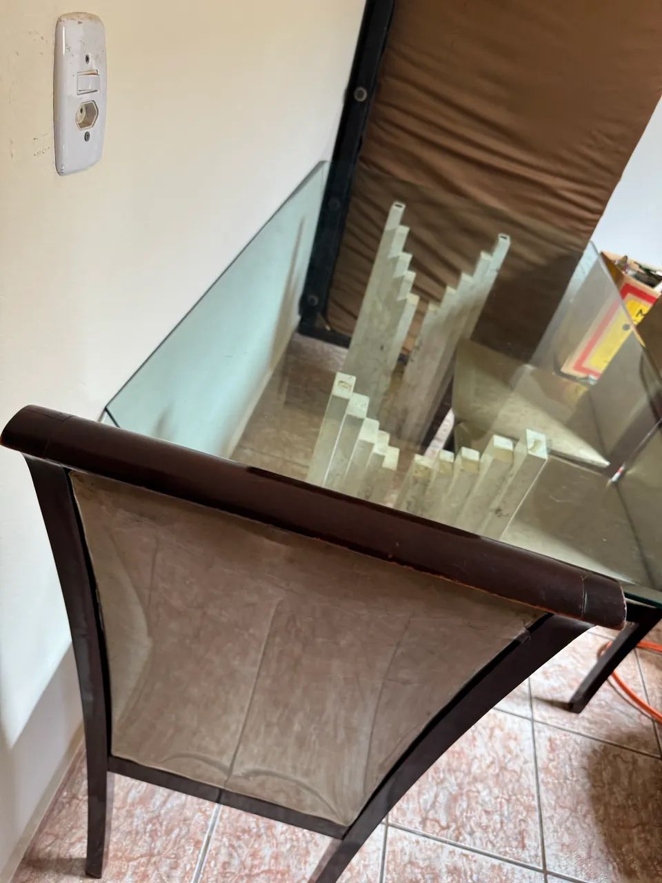 Mesa com tampo de vidro e duas peças de mármore original - Foto 2