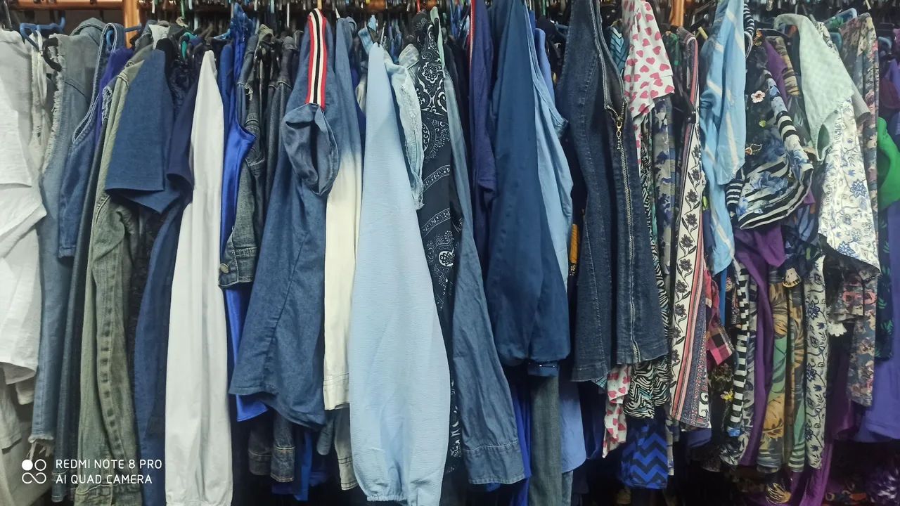 Lote de blusas para brechó 50 peças  - Foto 2