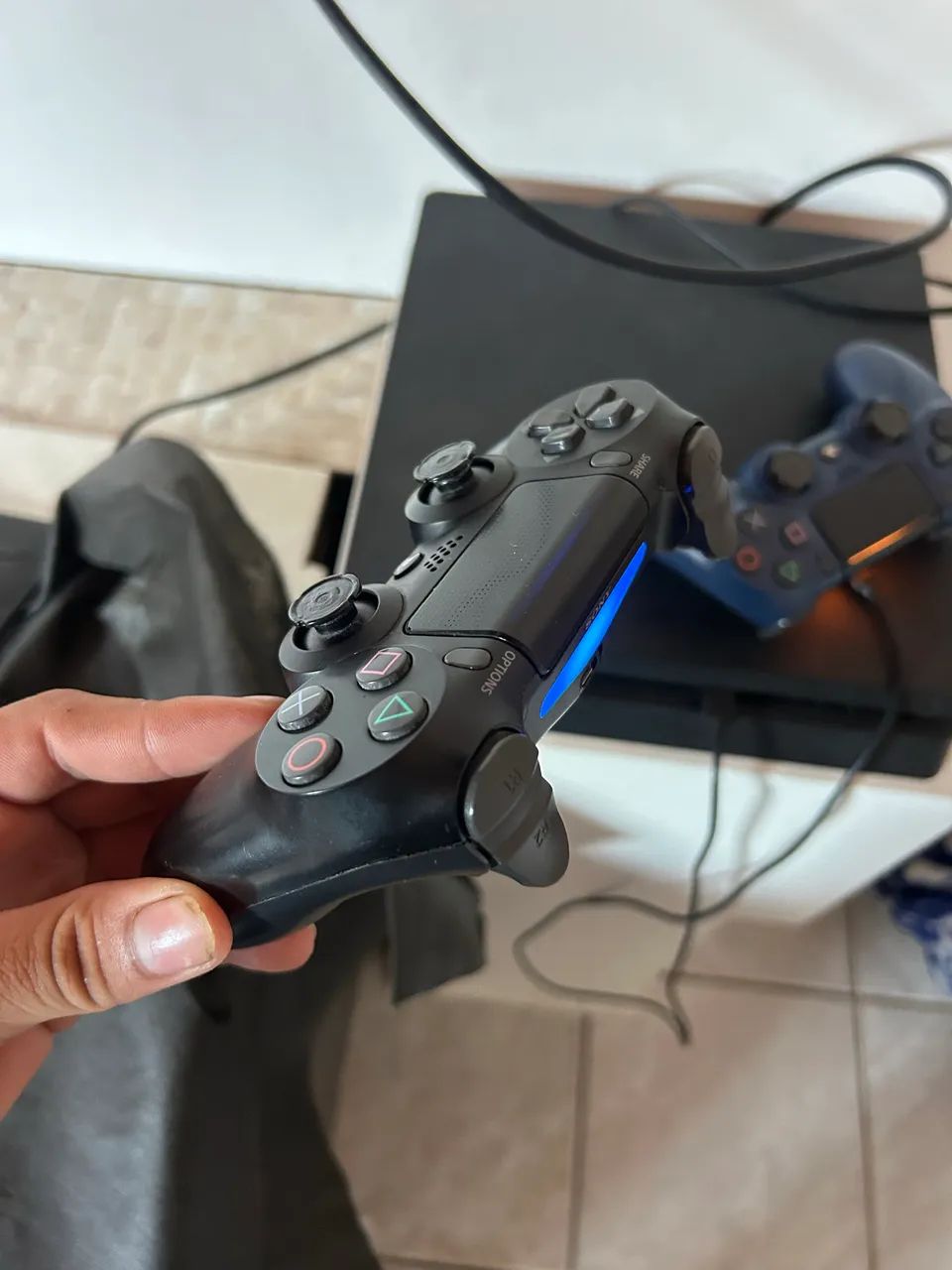 ps4 2 controles + jogos - Foto 5
