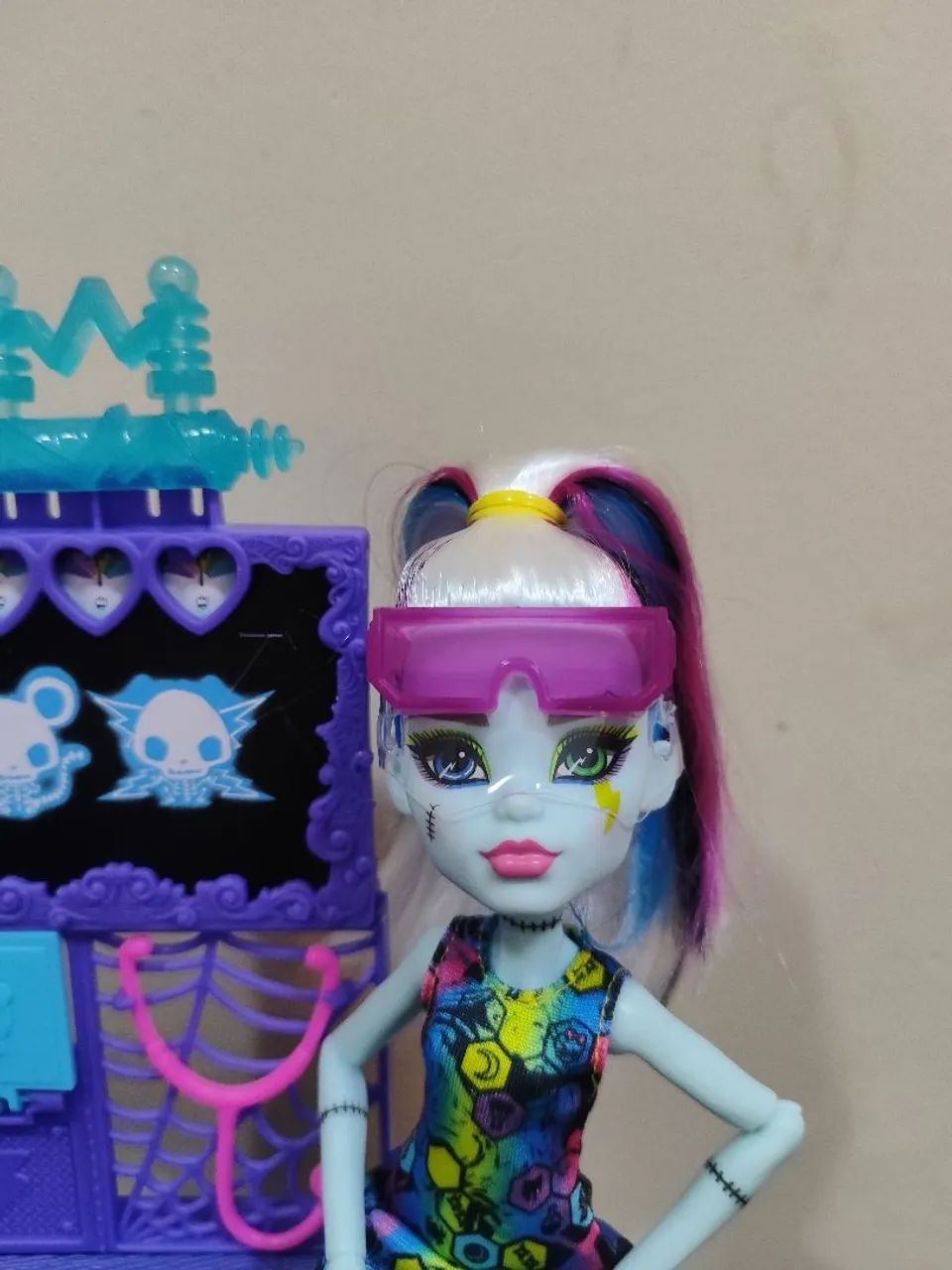 Boneca Frankie Stein Make-a-Monster Pet boneca + playset - monster high - Foto 2