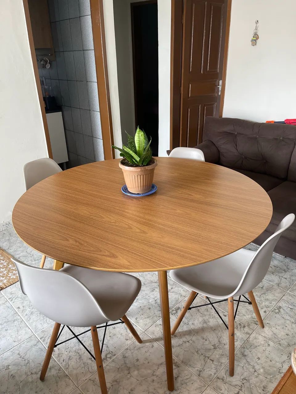 Vendo mesa  + 4 cadeiras 