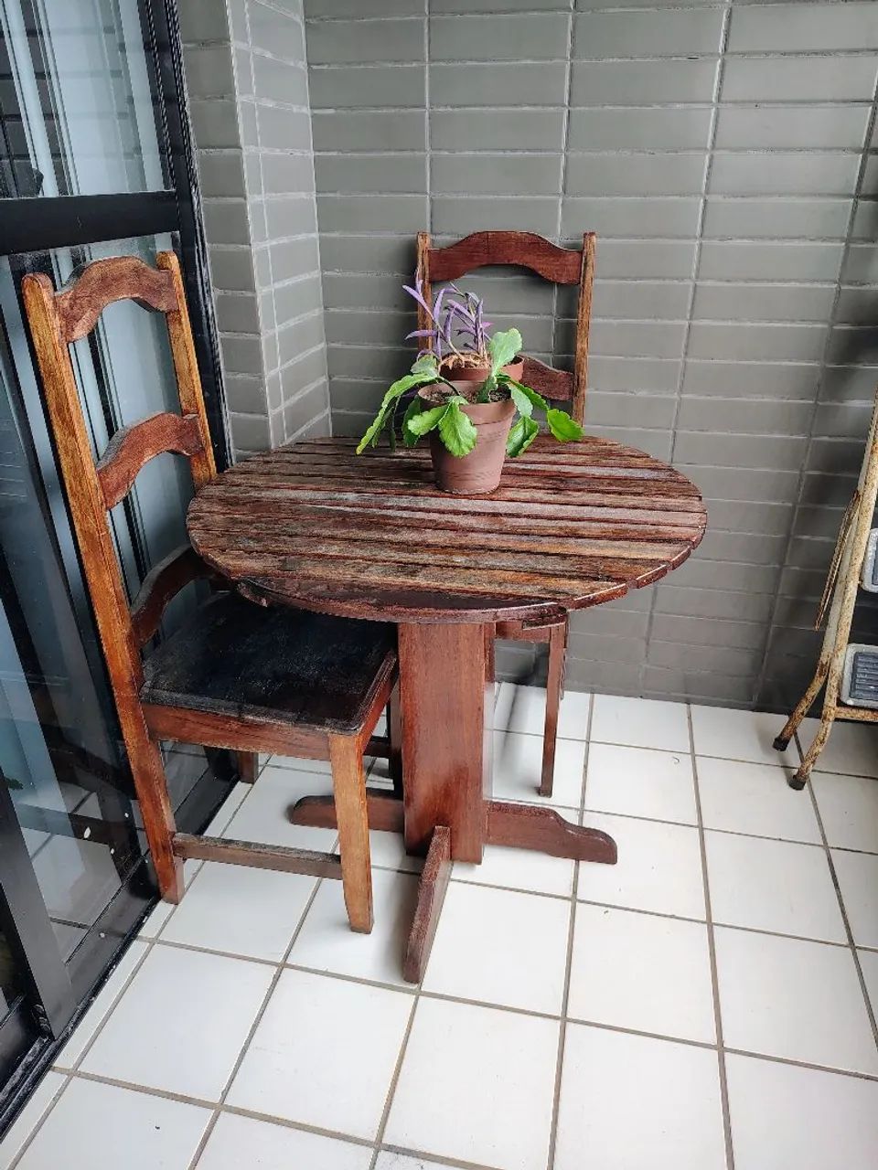 Mesa com 3 cadeiras em madeira -Valor negociável-