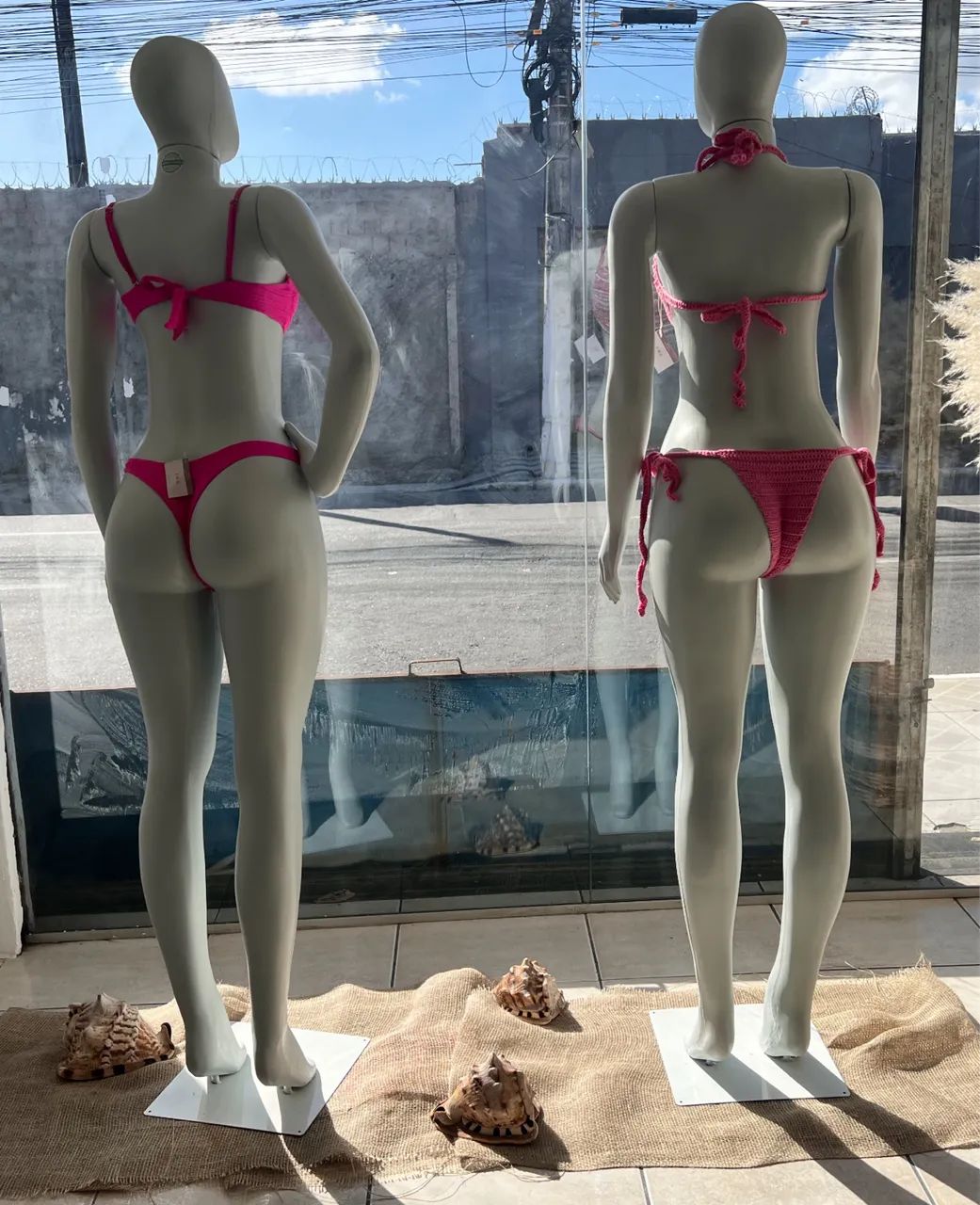 2 Manequins Femininos de Loja | Corpo Inteiro + 3 Braços Cada - Ótimo Estado - Foto 2