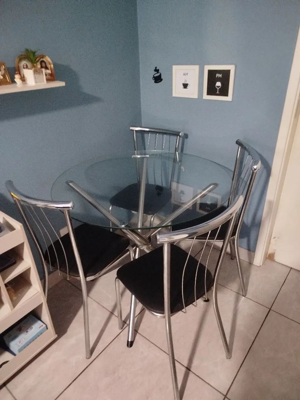 Mesa redonda de vidro com 4 cadeiras 