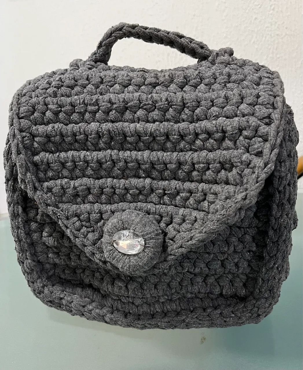 Bolsa tipo crochê, de fio de malha.