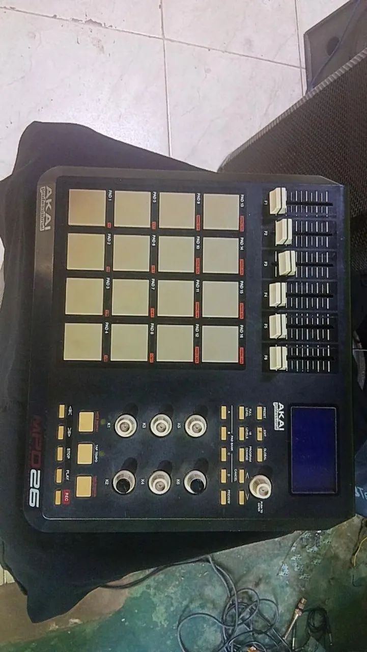 Mini Controladora AKAI PROFISSIONAL MPO26 / USB / MIDI / PAD / CONTROL UNIT / - Foto 2