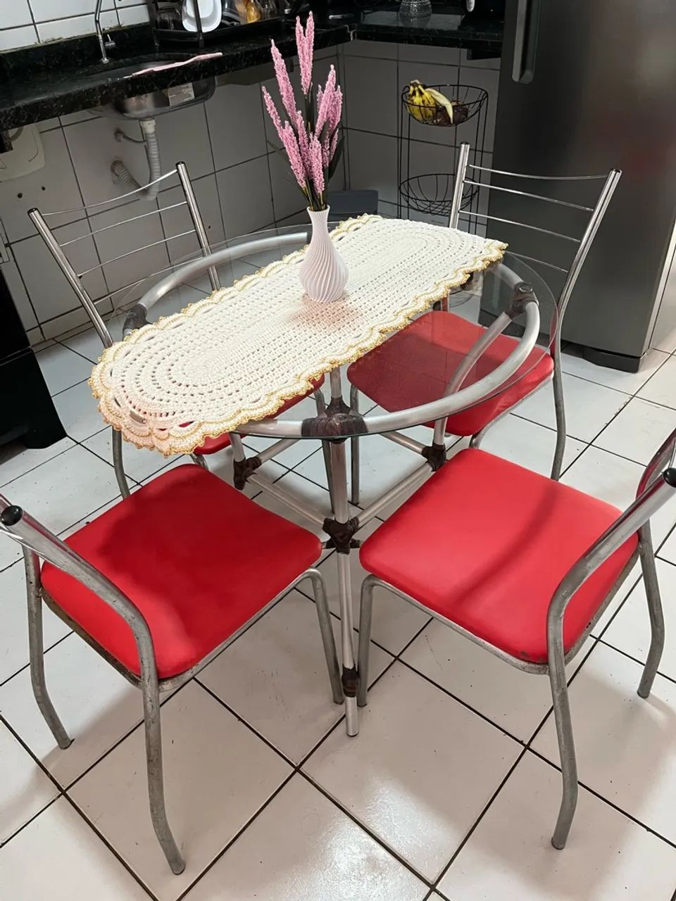 Vendo mesa com cadeiras 