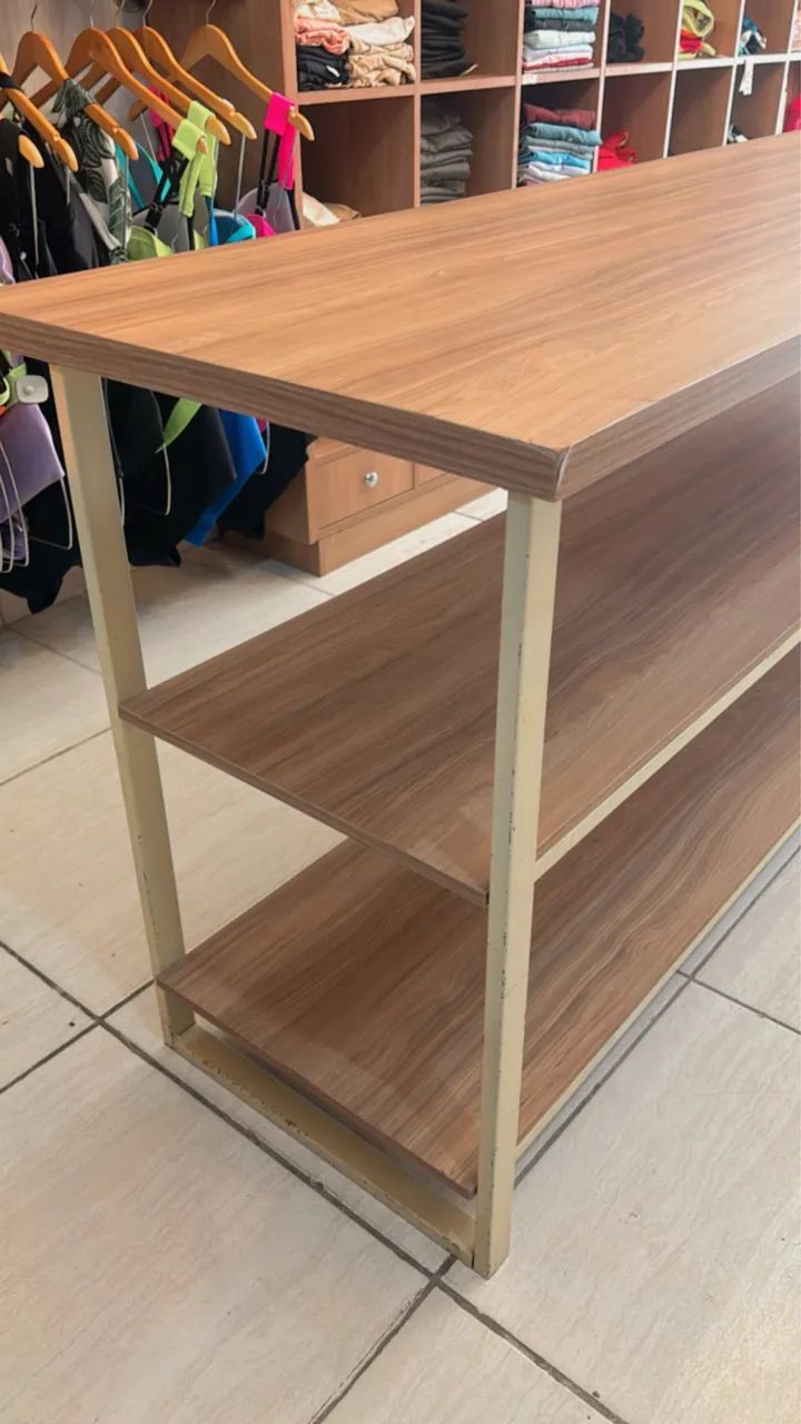 MESA 2 MTS EXPOSITORA MDF COM 2 PRATELEIRAS  - Foto 5