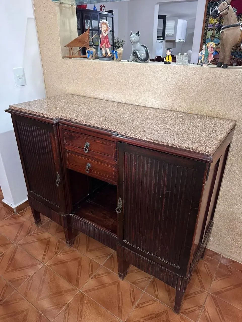 Conjunto colonial de móveis de buffet, com cristaleira. - Foto 5