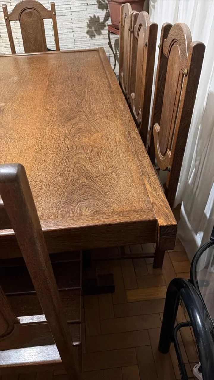 Mesa em madeira maciça com 08 cadeiras - Foto 3