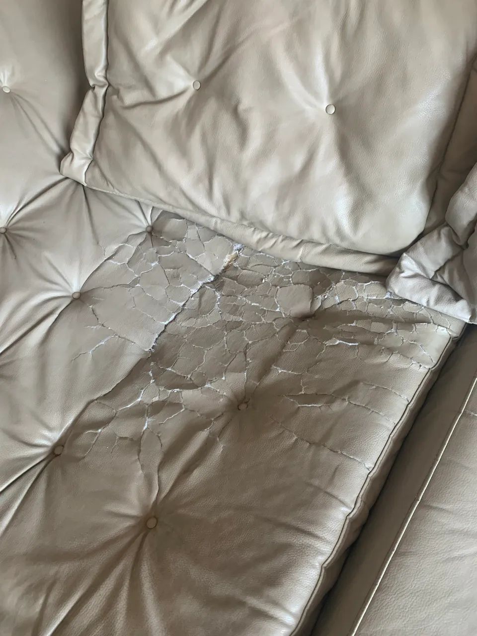 Sofá couro - precisa trocar ou usar capa - Foto 4