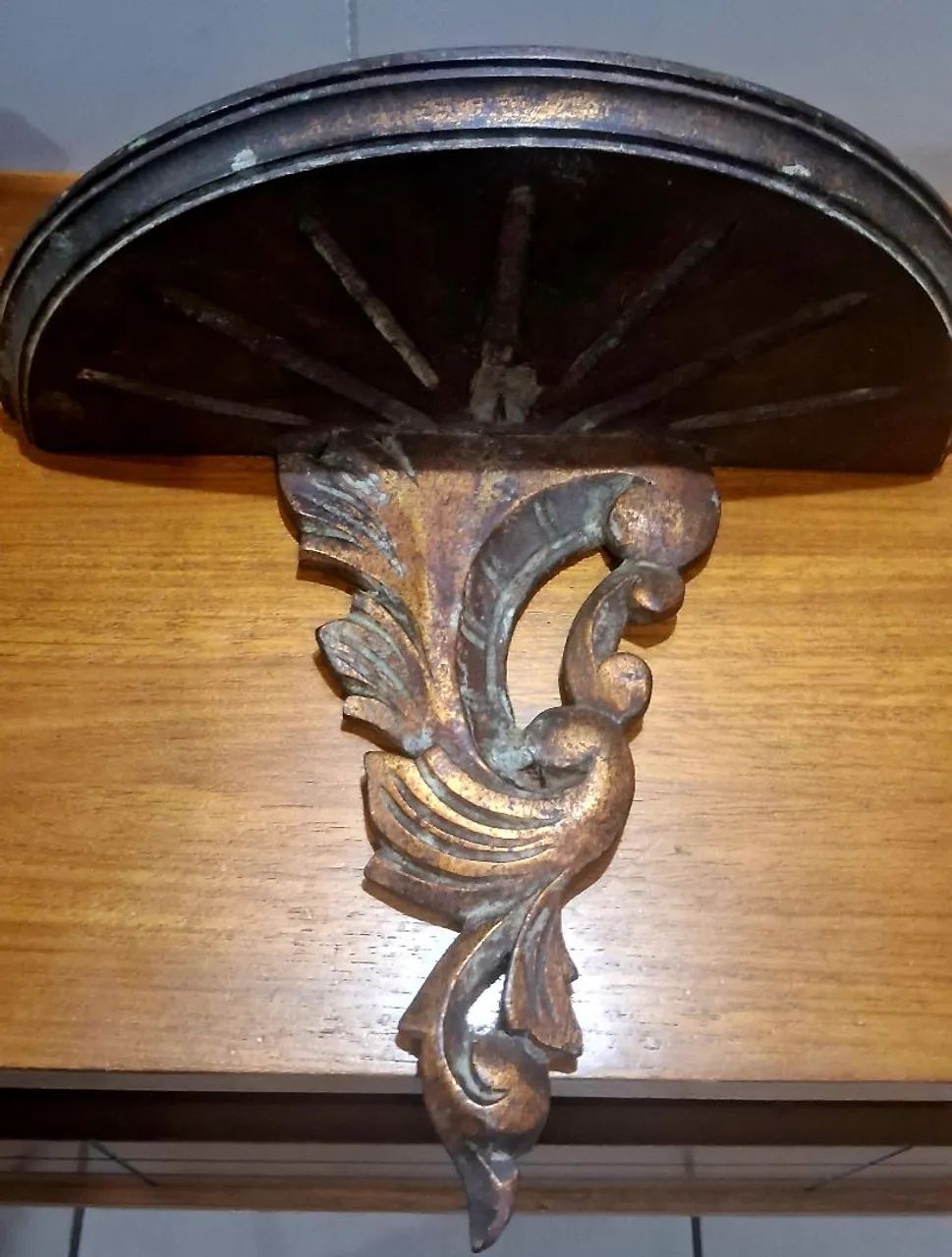 antiga peanha  de parede em madeira entalhada e patina dourada, com