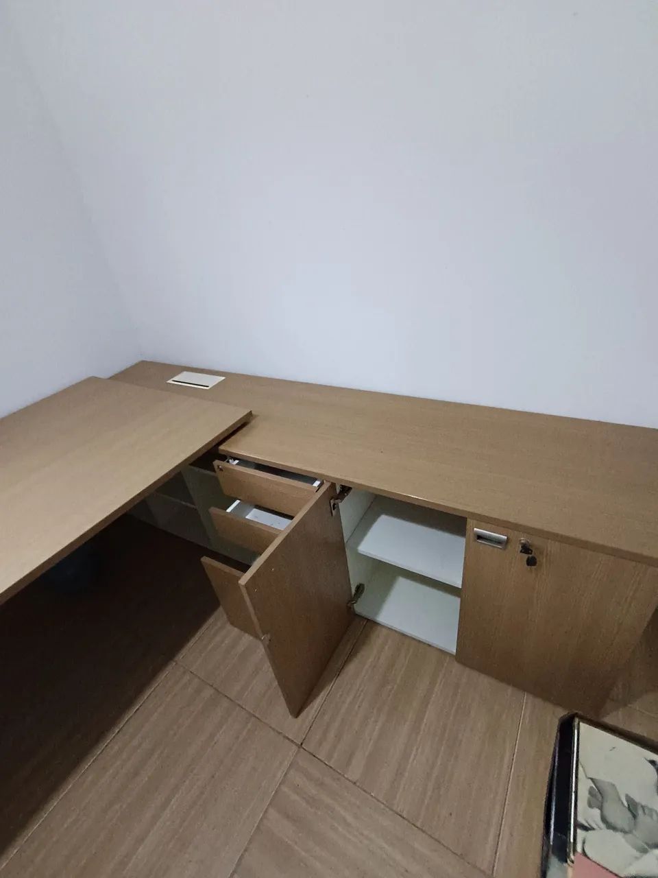 Mesa de Escritório Marelli Executiva em L com Gaveteiro, Armário e Caixa de Tomadas - Foto 3