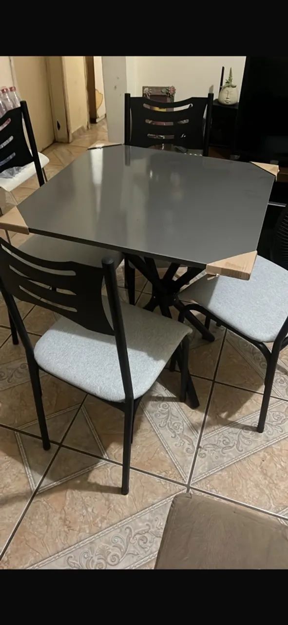 Mesa  com quatro cadeiras 