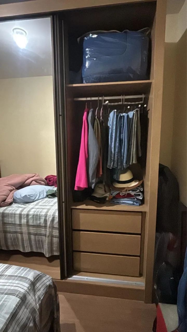 Guarda Roupas de casal com espelho 