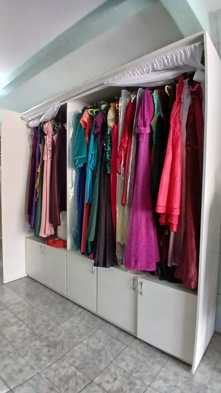 Vestidos, paletós, manequim, móveis.