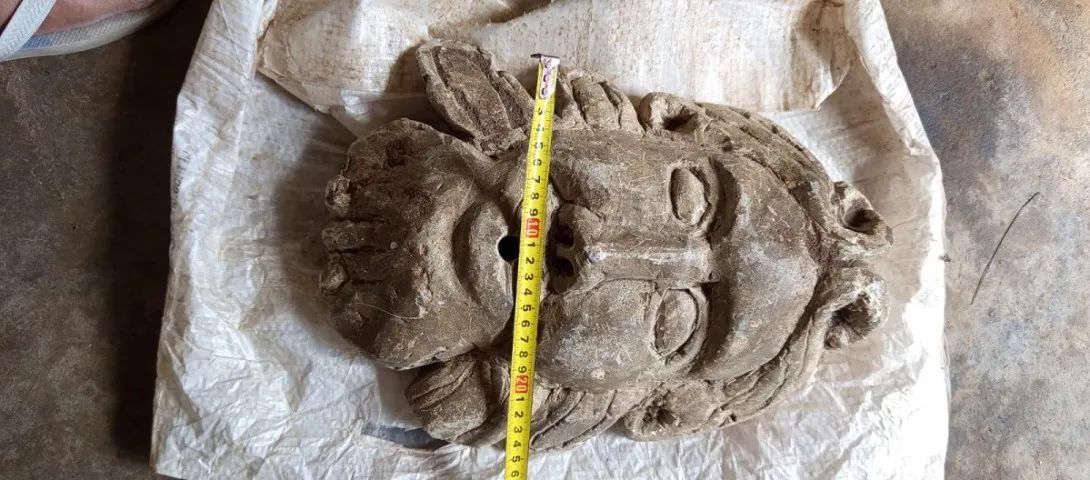 Peça antiga feita com pedra sabão pesa mais ou menos uns 20kg É uma Peça, uma cara antiga  - Foto 2
