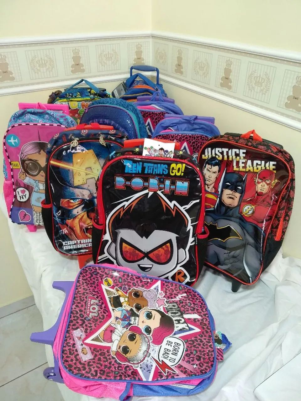 Mochila escolar com rodinhas.