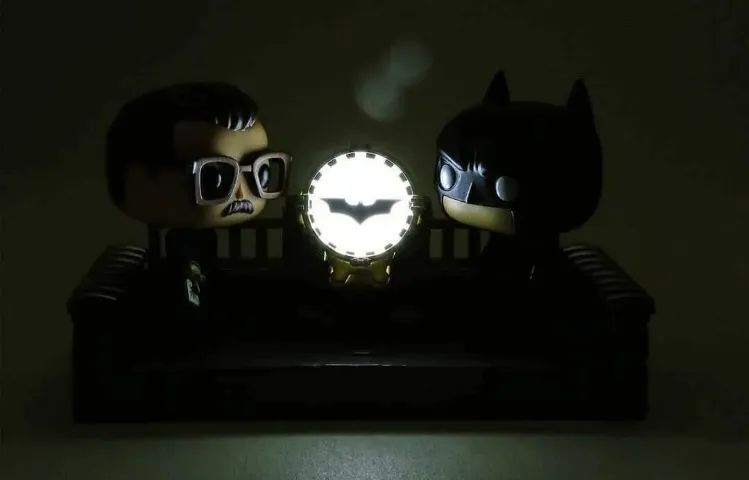 Batman E Comissário Gordon E Bat-sinal C/ Luz #291 Pop Funko - Foto 5