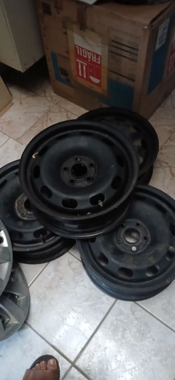 ARO 15 COM CALOTAS E PARAFUSOS