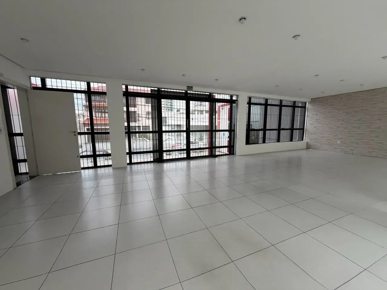 Edifíco comercial inteiro com 542m2 priv | Subsolo com vagas | 3 pavimentos de salas | No  - Foto 2